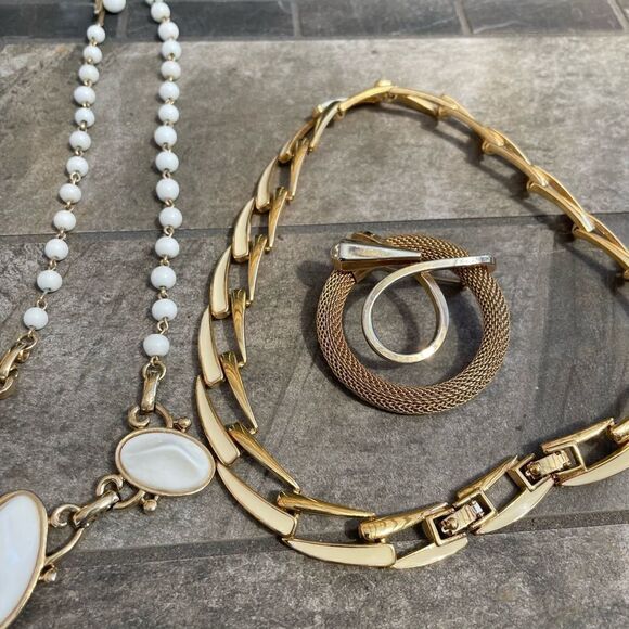 Vintage Monet plus other choker necklaces and a gold tone broach - Picture 11 of 13
